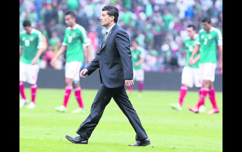 En entredicho. ''Chepo'' de la Torre puede jugarse el puesto al frente del Tri en la próxima Copa Confederaciones. EFE /