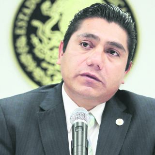 Critican que políticos sigan en el Pacto mientras reciben ''patadas en las espinillas