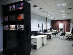 Interior de una de las salas en las oficinas de la radiotelevisión pública griega ERT. EFE /