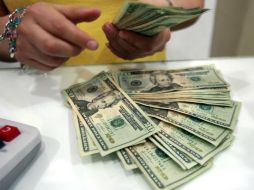 Los bancos del país venden el dólar libre sin variación respecto al máximo de la jornada previa. ARCHIVO /