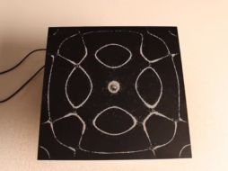 Con una placa metálica, un generador de frecuencias y un salero, el sonido crea patrones geométricos precisos. ESPECIAL /