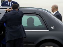 El presidente estadounidense a bordo de su automóvil a su llegada a Miami. AP /