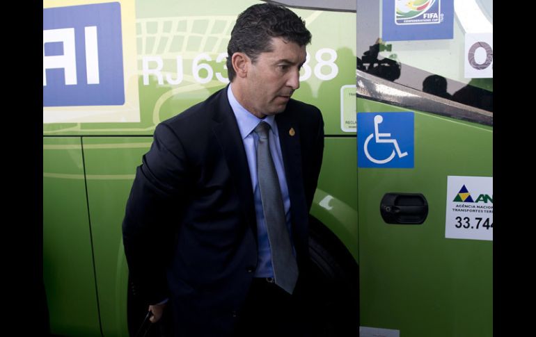 José Manuel de la Torre a la llegada del equipo a Brasil para la Copa Confederaciones. AFP /