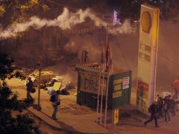 La policía antidisturbios turca lanza gases lacrimógenos para dispersar a los manifestantes que desafían al gobierno. AP /