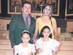 Familia. Juan Pablo Torres y Liliana Aguilera con Michelle y Nicole.  /