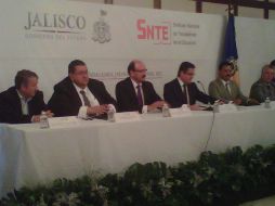 Aristóteles (c) apunta que reciben el documento con la voluntad de satisfacer las demandas en la medida de sus posibilidades.  /