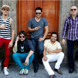 Fusión de Plástiko y Grupo Alaz en ''Mala, falsa, vaga y traicionera''