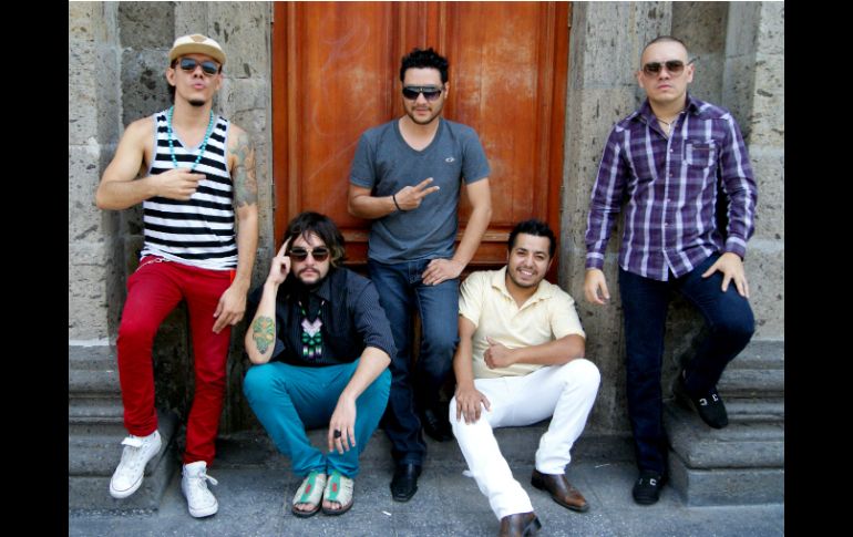 Los integrantes de Plastiko y Alaz visitaron EL INFORMADOR para hablar de su tema.  /