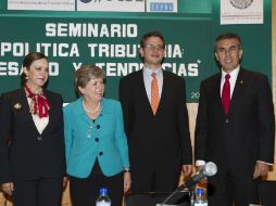 El funcionario (segundo de derecha a izquierda) dijo que detonará el crecimiento. NTX /