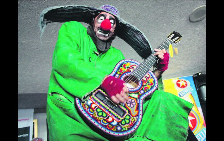 El elenco de ''Slava’s'' no dudó en mostrar sus dotes musicales al recibir la guitarra que le entregó la fundación Hermes Music. EL INFORMADOR /