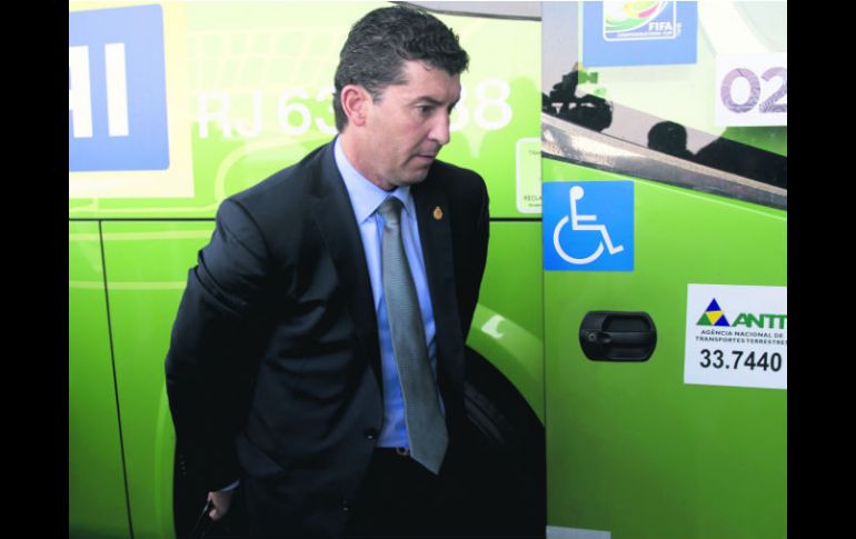 La mirada de José Manuel ''Chepo'' de la Torre denota preocupación, durante la llegada de la Selección a Brasil. AFP /
