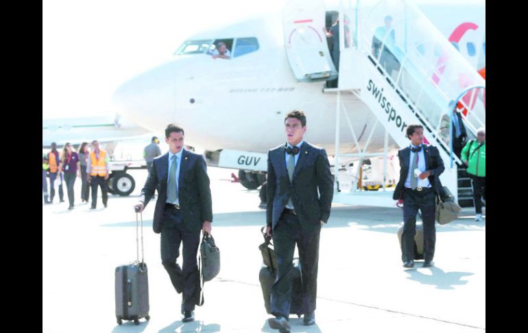 Javier Hernández, Héctor Moreno y Giovani dos Santos, ayer, a su llegada a tierras brasileñas. EFE /