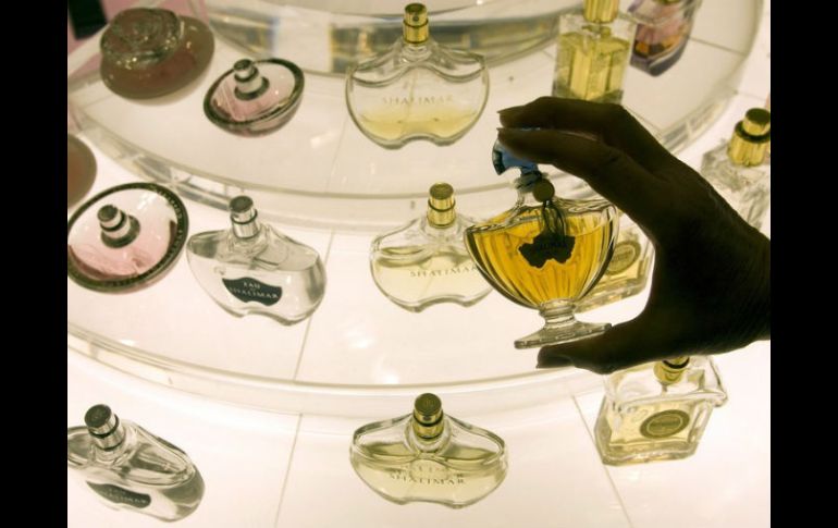 Van desde los 500 pesos las ofertas que presentan perfumerías en la ZMG para este día tan especial. ARCHIVO /