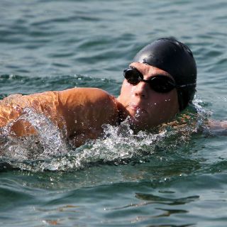 Nadadora abandona intento de cruzar estrecho de Florida