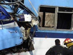 Un tren suburbano de pasajeros embistió a otro que estaba parado cerca de la estación de Castelar. AFP /