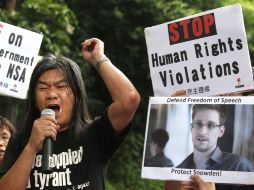 Simpatizantes de Snowden sostienen pancartas con la foto del activista y leyendas de protesta contra el espionaje gubernamental. AP /