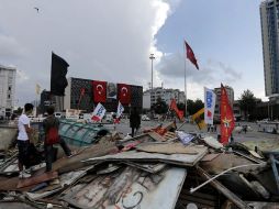 Activistas turcos permanecen junto a una barricada en la plaza Taksim, en Estambul. EFE /