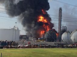 Tras la explosión se pueden ver grandes columnas de humo y llamas en puntos distintos de la instalación. AP /