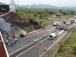 Una pipa de gas se quedó sin frenos y se impactó de frente con una caseta de cobro en Michoacán; hay 8 muertos. AGENCIA ESQUEMA  /