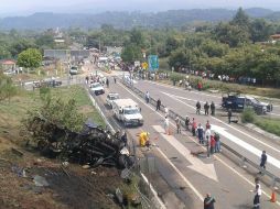 Una pipa sin frenos choca contra una caseta en la que se encontraban integrantes de la CNTE. EFE /