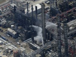 Autoridades señalan que el fuego en la planta continúa pero se mantiene bajo control. AP /