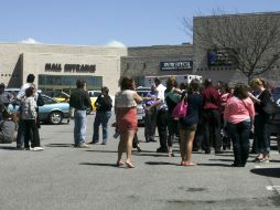 El edificio es evacuado y los policías entrevistan a testigos del homicidio. ARCHIVO /