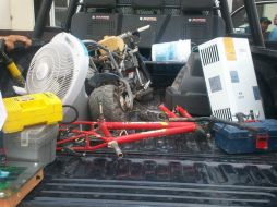 Al revisar el patio de la finca, los policías encontraron dos televisores, una mini-moto, ocho bocinas, un estéreo, entre otros.  /