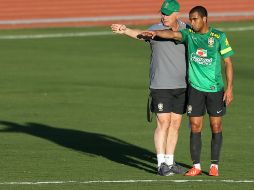 Scolari da indicaciones a Lucas durante la práctica de Brasil. EFE /