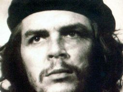 Entre los actos de tributo al ''Guerrillero Heroico'' los cubanos visitan su mausoleo que guarda sus restos desde hace 16 años. ARCHIVO /