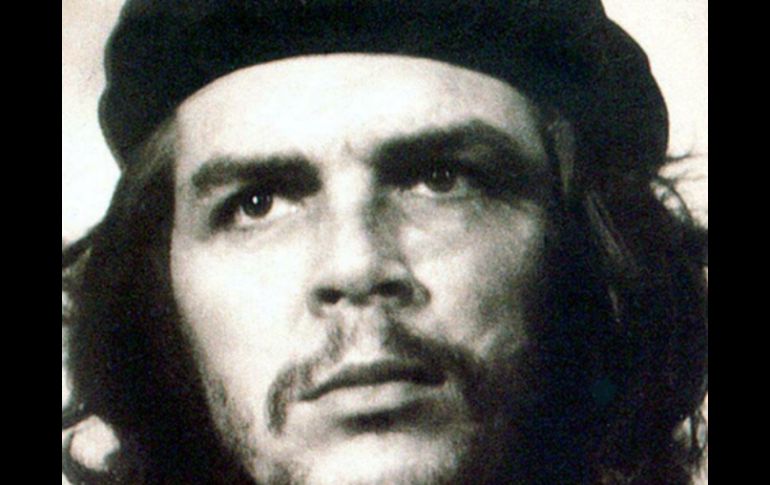 Entre los actos de tributo al ''Guerrillero Heroico'' los cubanos visitan su mausoleo que guarda sus restos desde hace 16 años. ARCHIVO /