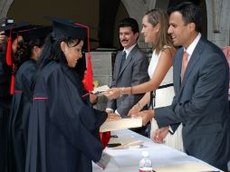 Las graduadas recibieron su constancia de manos del alcalde, Héctor Robles Peiro. ESPECIAL /