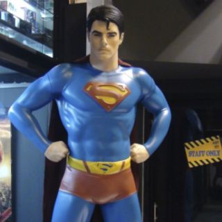 Superman y sus colegas superhéroes descansan en un museo