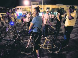 Los ciclistas festejaron el aniversario del paseo de las 23:00 horas en la Plaza de la República. EL INFORMADOR /