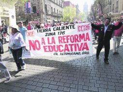 Profesores de Guerrero se manifiestan en la Ciudad de México contra las modificaciones a la Ley General de Educación. NTX /