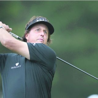 Mickelson toma el liderato entre las suspensiones