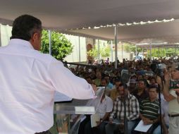 Al entregar los documentos a los habitantes de Toluquilla les dieron la oportunidad de decidir sobre sus tierras. ESPECIAL /