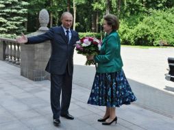 Vladimir Putin entrega flores a la reconocida en la víspera del 50 aniversario de su odisea espacial. AFP /