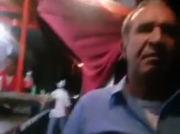 Francisco Javier Romo García, regidor panista de Ixtapaluca hace alarde de sus influencias frente a un policía en una taquería. ESPECIAL /