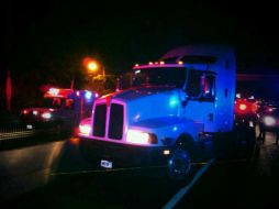 En Ciudad Aztlán, unos sujetos son sorprendidos cargando mercancía presuntamente robada a un tráiler. ESPECIAL /