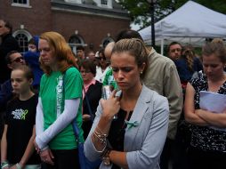 Familiares de la víctimas de la masacre acuden a la lectura de nombres que se realiza como homenaje. AFP /