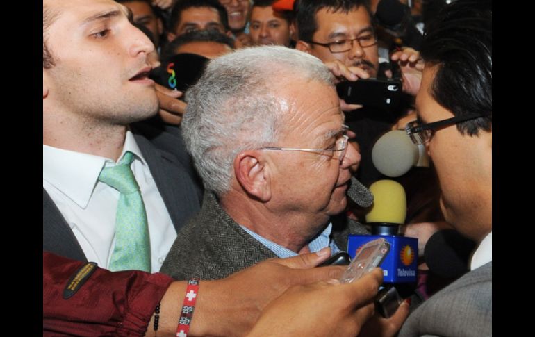 Andrés Granier (c), es abordado por periodistas a su llegada al DF. ARCHIVO /