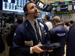 El principal indicador de la Bolsa de Nueva York finaliza 105.9 puntos menos al término de la jornada. AP /