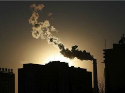 Científicos se preguntan si es posible aprovechar el CO2 de otro modo, sin que se escape hacia la atmósfera. EFE /