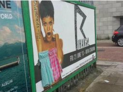 Los habitantes de Dublín decidieron ''vestir'' a Rihanna con prendas de ropa real. ESPECIAL /