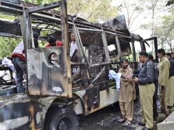 Al menos 11 mujeres murieron y 22 resultaron heridas por una explosión en un autobús en una universidad de mujeres. AP /