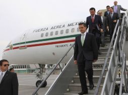 Enrique Peña Nieto realiza una escala en el aeropuerto de Halifax en rumbo a la conferencia del G-8. ARCHIVO /
