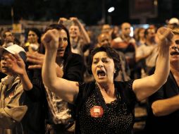 Madres de activistas gritan consignas frente a la policía turca. ARCHIVO /