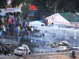 La policía usa un cañón de agua para desalojar a los manifestantes. AFP /