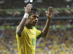 Neymar recibió una ovación del público cuando salió de cambio en el partido. AP /