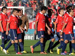 Los jugadores de Independiente no pudieron evitar que el equipo bajara a la segunda en Argentina. AP /